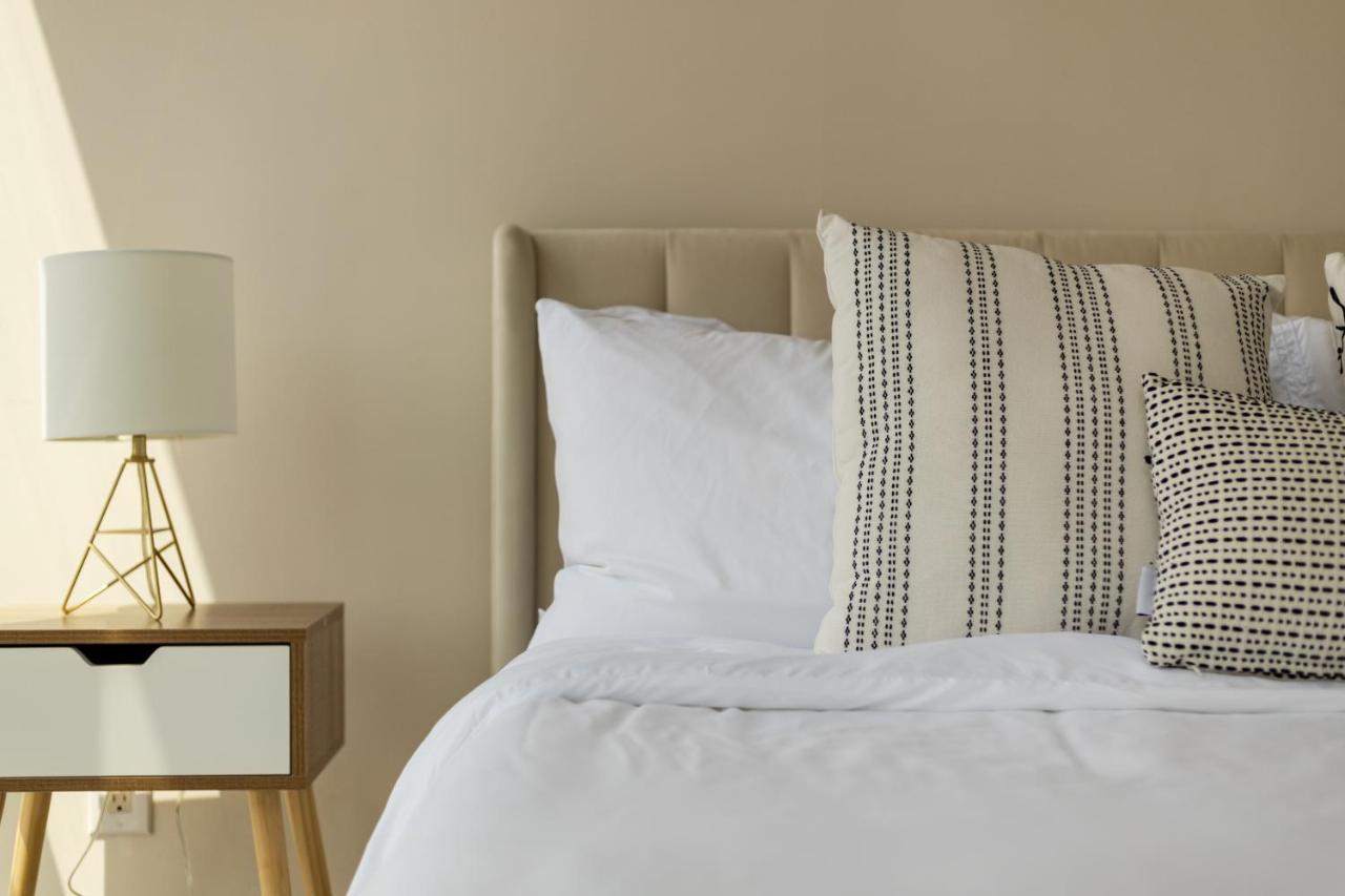 Ultra Luxurious 2.5 Bedroom 2 Full Bathroom 1 Parking Condo Near Sq1 Striking Views Mississauga Eksteriør billede