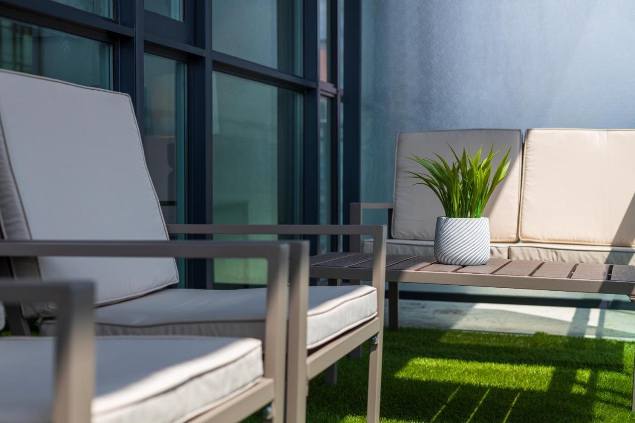 Ultra Luxurious 2.5 Bedroom 2 Full Bathroom 1 Parking Condo Near Sq1 Striking Views Mississauga Eksteriør billede