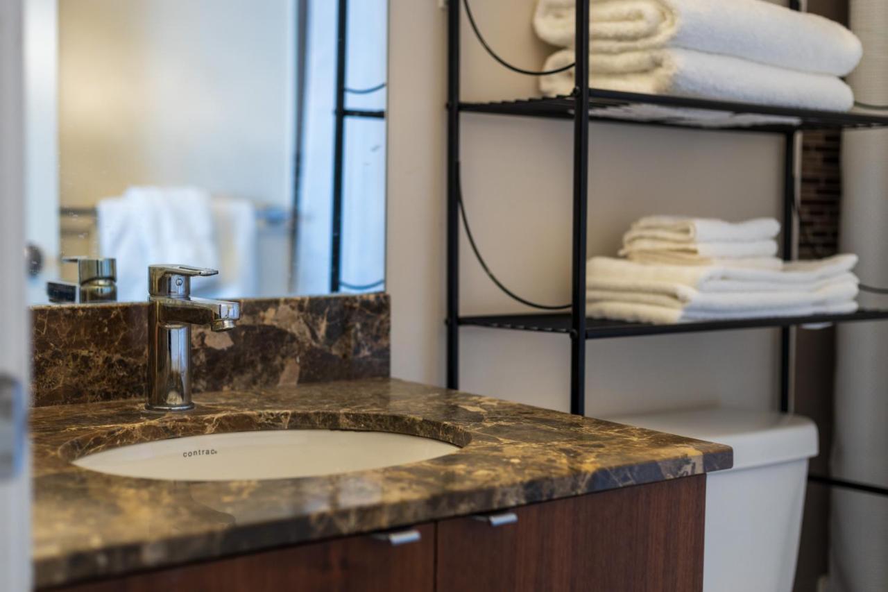 Ultra Luxurious 2.5 Bedroom 2 Full Bathroom 1 Parking Condo Near Sq1 Striking Views Mississauga Eksteriør billede